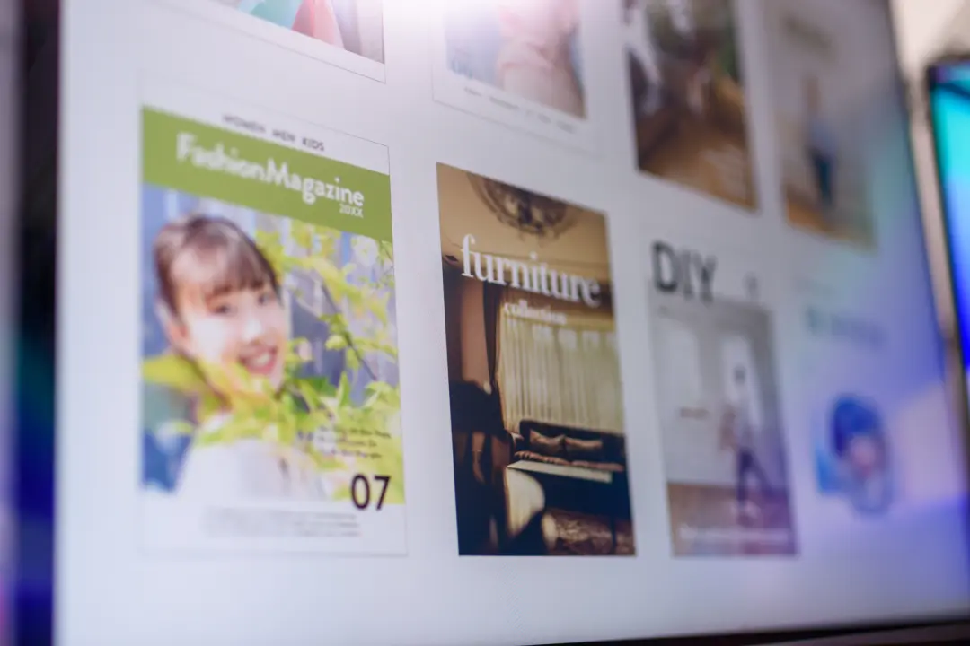 画面上に並んだ冊子の表紙デザイン